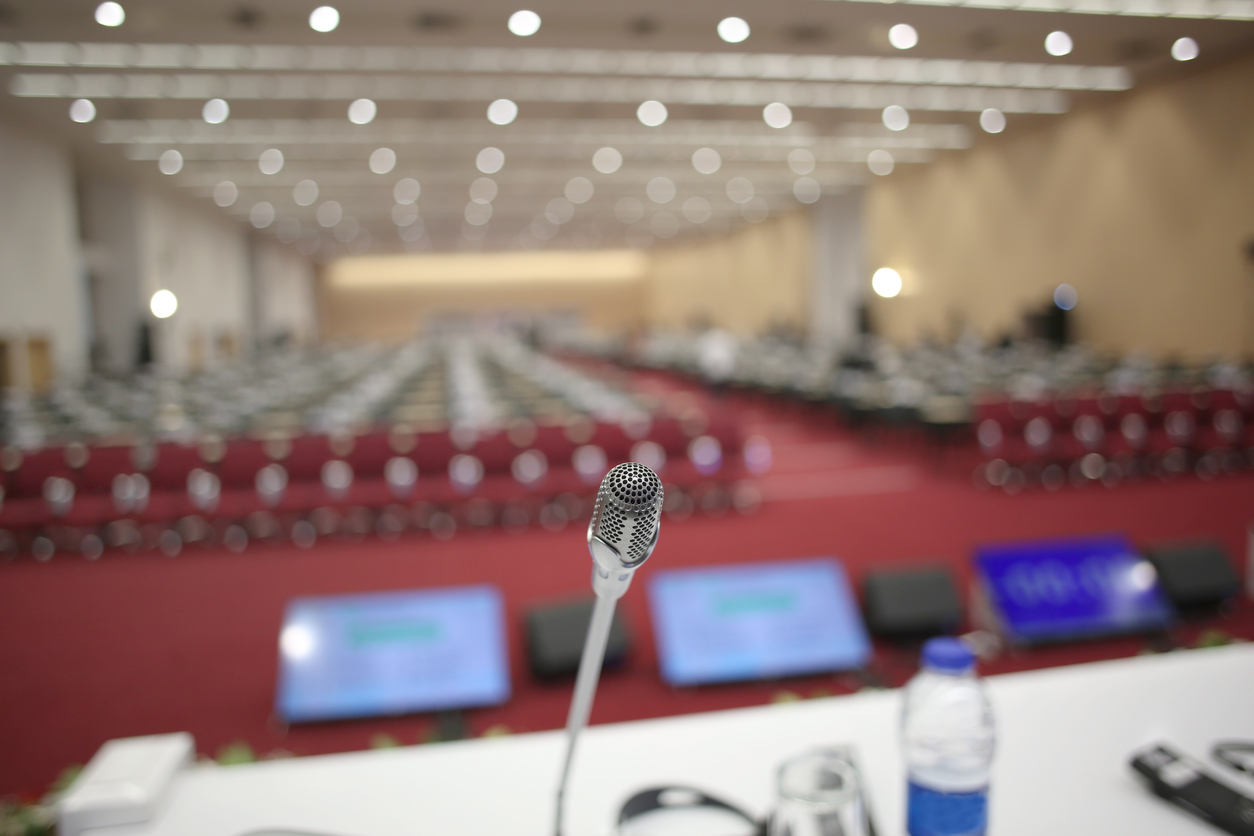 Blick aus der ISO-4043-Simultandolmetschkabine in einen leeren Frankfurter Konferenzsaal vor Veranstaltungsbeginn
