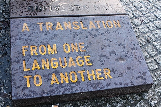Steinplatte mit goldener Inschrift „A translation from one language to another“